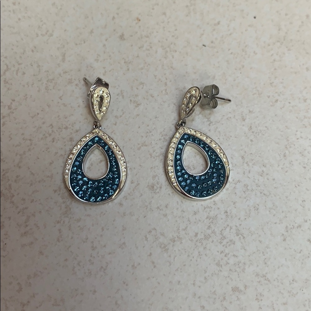 blue and white dangling earrings